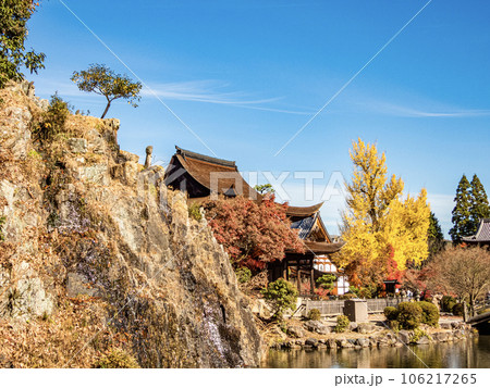 秋の虎渓山永保寺の境内の景色 106217265