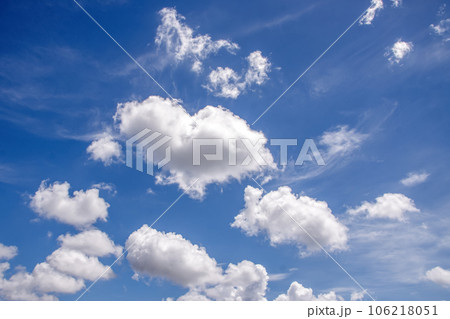 青空の天空に浮く雲の造形 青空の天空に浮く雲の造形 106218051