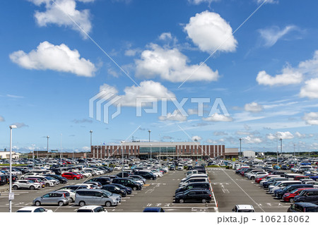 青空と白雲を背にした茨城空港と駐車場【茨城県小美玉市】 106218062