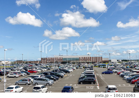 青空と白雲を背にした茨城空港と駐車場【茨城県小美玉市】 青空と白雲を背にした茨城空港と駐車場【茨城県小美玉市】 106218063