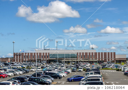 青空と白雲を背にした茨城空港と駐車場【茨城県小美玉市】 106218064