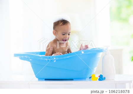 baby bath boy Baby boy in bath. Mother washing infant child.の写真素材 [106218078] - PIXTA