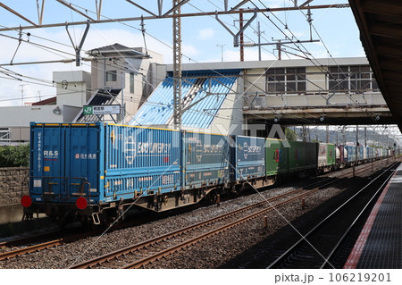 鴨宮駅と貨物列車 106219201