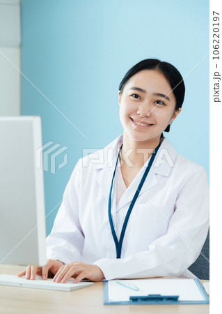 医療従事者の若い女性 106220197