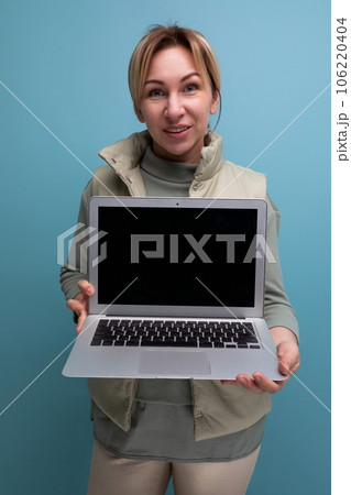 young blond hair woman showing laptop with mockup for advertising 106220404