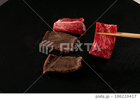 牛肉を焼く 牛焼肉 牛肉を焼く 牛焼肉 106220417