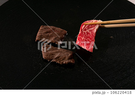 牛肉を焼く　牛焼肉 106220418
