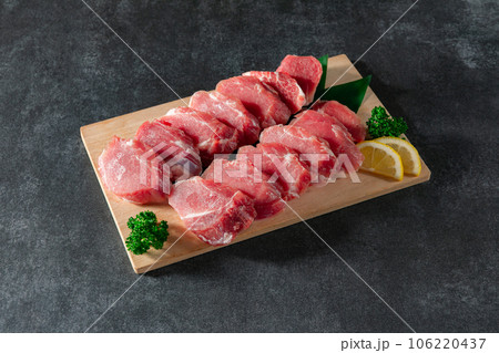 豚ヒレ肉 カット まな板盛り 豚ヒレ肉 カット まな板盛り 106220437