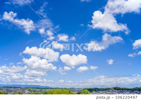 【雲のある風景】住宅地に広がる気持ちいい青空 106220497