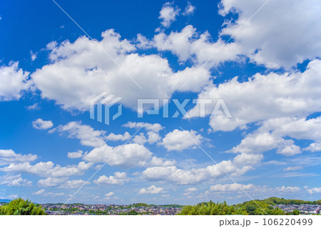 【雲のある風景】住宅地に広がる気持ちいい青空 106220499