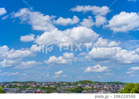 【雲のある風景】住宅地に広がる気持ちいい青空 【雲のある風景】住宅地に広がる気持ちいい青空 106220500
