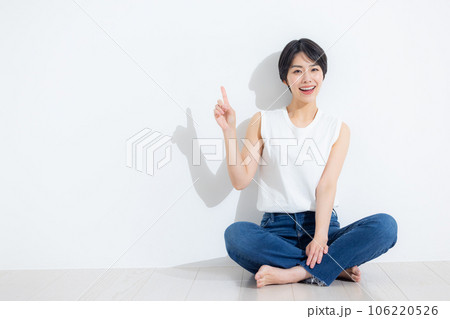 デニムの女性 全身 デニムの女性 全身 106220526