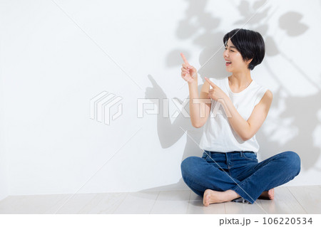 デニムの女性　全身 106220534