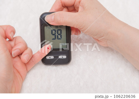 【糖尿病の血糖値測定　血液と測定器】 106220636