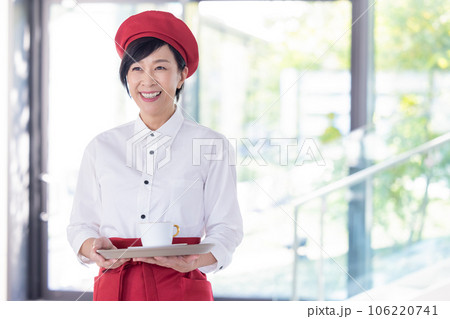 飲食店で働くミドル女性　撮影協力「LINK FOREST」 106220741