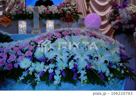 カサブランカが入ったお洒落な花祭壇 カサブランカが入ったお洒落な花祭壇 106220783