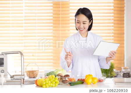 タブレットを見ている栄養士 タブレットを見ている栄養士 106220910
