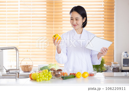 タブレットを見ている栄養士 106220911