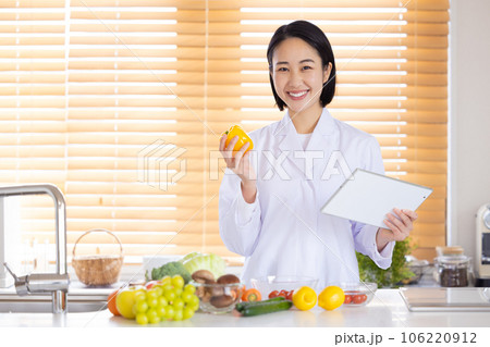 タブレットを見ている栄養士 タブレットを見ている栄養士 106220912