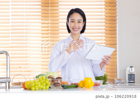 タブレットを見ている栄養士 106220918