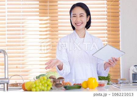 タブレットを見ている栄養士 タブレットを見ている栄養士 106221013