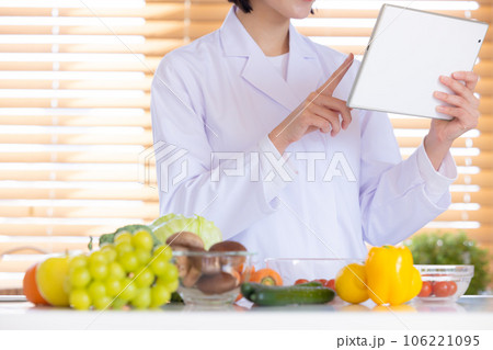 タブレットを見ている栄養士の手元 106221095