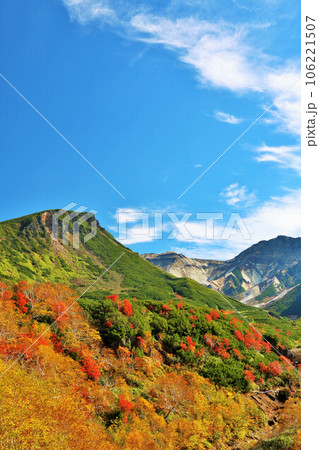 北海道　秋の青空と紅葉の十勝岳 106221507