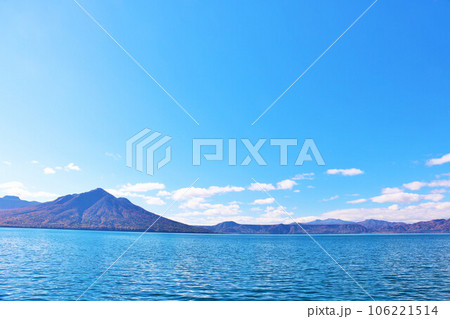 北海道　秋の青空と支笏湖 106221514