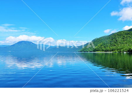 北海道　青空の支笏湖 106221524