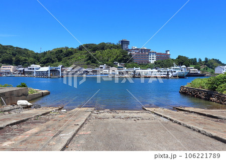 平戸港の桟橋、停泊中のフェリー、旗松亭方面（長崎県 平戸市） 106221789