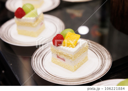 皿に並べられたショートケーキの画像　ビッフェ 106221884
