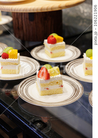 皿に並べられたショートケーキの画像　ビッフェ 106221906