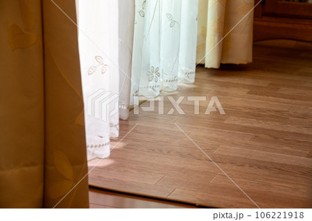 白いレースカーテンの裾 106221918