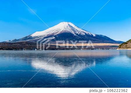 真冬の富士山 ~結氷の山中湖に映る逆さ富士~ 真冬の富士山 ~結氷の山中湖に映る逆さ富士~ 106222362