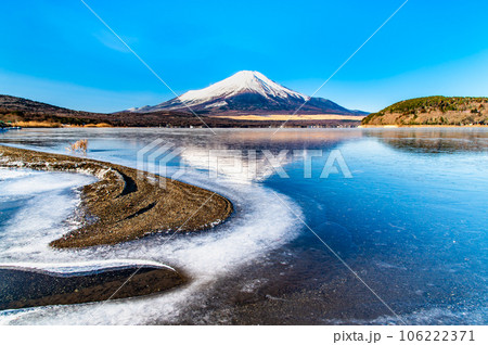 真冬の富士山　～結氷の山中湖に映る逆さ富士～ 106222371