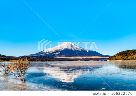 真冬の富士山　～結氷の山中湖に映る逆さ富士～ 106222376