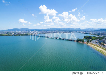 ドローン|爽やかな青空と琵琶湖に架かる近江大橋の空撮|南方を撮影|滋賀県大津市 ドローン|爽やかな青空と琵琶湖に架かる近江大橋の空撮|南方を撮影|滋賀県大津市 106222483