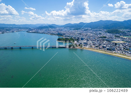 ドローン｜爽やかな青空と琵琶湖に架かる近江大橋の空撮｜南方を撮影｜滋賀県大津市 106222489