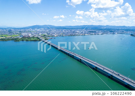ドローン｜爽やかな青空と琵琶湖に架かる近江大橋の空撮｜南方を撮影｜滋賀県大津市 106222490