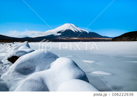 真冬の富士山　～結氷と雪景色の山中湖～ 106222636