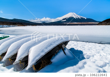 真冬の富士山 ~結氷と雪景色の山中湖~ 真冬の富士山 ~結氷と雪景色の山中湖~ 106222641