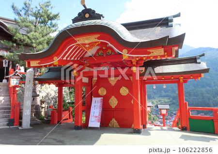 神社の境内にある朱色の神門 神社の境内にある朱色の神門 106222856