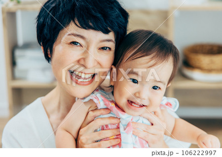 孫と若いおばあちゃん 孫と若いおばあちゃん 106222997