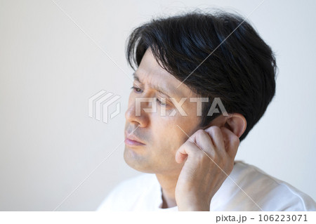 耳の聞こえが悪い男性　突発性難聴 106223071