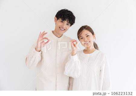 笑顔のカップル 106223132