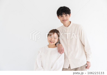 笑顔のカップル 106223133