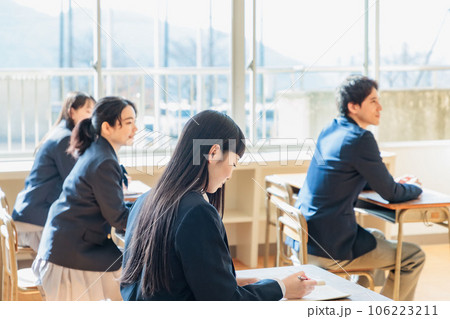 教室で勉強する制服を着た高校生 教室で勉強する制服を着た高校生 106223211