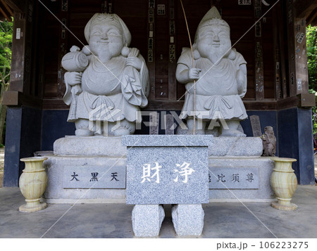 深大寺の大黒天と恵比須尊の石像の写真素材 [106223275] - PIXTA