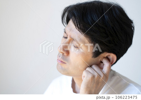 耳の聞こえが悪い男性　突発性難聴 106223475