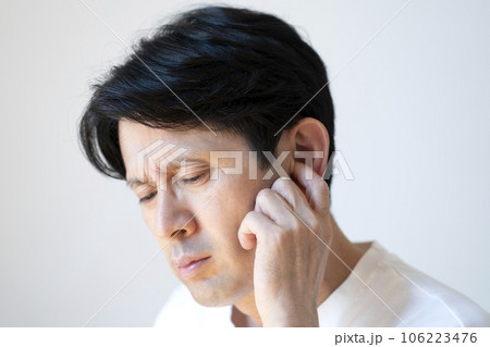 耳の聞こえが悪い男性　突発性難聴 106223476